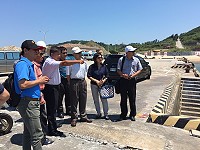 　縣長劉增應、議長張永江在莒光民代、工務局同仁陪同下前往視察東莒猛澳碼頭區外廓防波堤工程進度。（圖：連江縣政府提供）