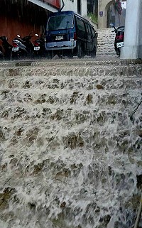 　傾瀉而下。（圖與文：陳其敏）