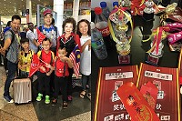 左圖:馬祖代表參賽余政哲(左1)、曹紘菖(左2)、退休老師陳高志(後中)同行往馬來西亞;右圖:曹紘菖、余政哲獲獎。(圖:余政哲)