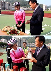 2016台灣自行車節,縣長劉增應昨天接受直播專訪並化身為最佳觀光代言人,大力推廣馬祖美食和美酒。(圖/文:吳嘉榮)