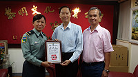 政戰主任陳少將代表防區致贈感謝狀予黎明文化公司董事長吳應平。(圖/文:陳玉笈)