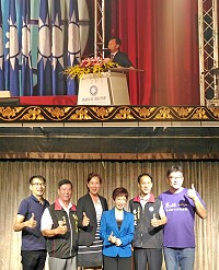 縣長劉增應、前立委曹爾忠等9位黨代表參加國民黨第19次全代會,劉增應以執政縣市長的身分提出報告;年輕代表也把握機會和主席洪秀柱等人拍照留念。(圖:國民黨連江縣黨部)