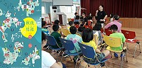 縣府觀光局與台南應用科技大學聯合策劃一系列「2016秋夜馬祖音樂饗宴」活動。1日台南應用科技大學老師帥正平帶領音樂系學生到東引國中小,向學生介紹單簧管樂器,以及現場示範演出與學生進行交流。(圖:觀光局提供)