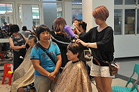 　台北市金鑽髮型DIAMOND Hair salon舉辦馬祖義剪活動，首場在北竿惠民市場。（圖／文：陳鵬雄）