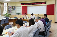 　連江縣105學年度國中小學校長會議昨天舉行，教育局各課報告業務執行情況，並針對各課和各校提案進行討論。（圖／文：吳嘉榮）