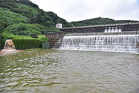 　豪大雨強降東引，東湧水庫再度出現飛瀑景觀。（圖／文：陳其敏）