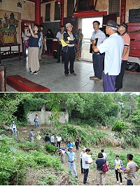 　縣文化資產審議委員會針對芹壁天后宮審定為歷史建築，以及橋仔阿南境申請劃為聚落保存專區進行現勘討論。（圖／文：陳鵬雄）