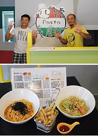 (上圖)馬祖旅台青年林世浩(右)回鄉開設義式餐廳「四號義廚坊南竿店」(馬祖村82號),8日起試營運、28日正式開幕,歡迎鄉親前往品嘗到地的義式風味佳餚。(下圖)試營運期間頗受客人好評青醬豪華海鮮麵(右)和茄汁挪威鮭魚麵(左)。(圖/文:楊凱棻)