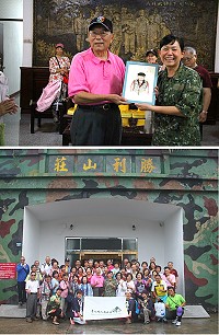 上圖﹕陳主任致贈手繪Q版肖像畫。下圖:北投社區大學學員們於勝利山莊前合影。(圖/文:陳玉笈)