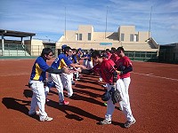 離島運11日上午最後一項慢壘賽在澎湖中山棒球場進行,連江代表隊賽前與金門隊握手致意。(圖:連江縣體育會慢壘會提供)