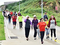 　東引鄉「低碳走一走，健康GO！GO！GO！」健走活動，吸引百餘位鄉親快樂出走。（圖／文：陳其敏） 