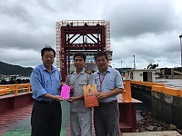 議長張永江、港務處長林志豐致贈「臺馬之星」秋節加菜金,船長李啟煌代表接受。(圖:連江航業)