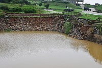 東引中央水站清淤工程甫動工,即遭遇瞬間暴雨沖擊,周邊土石層、石砌牆發生下陷及崩塌。(圖/文:陳其敏)