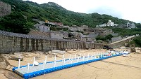 芹壁簡易浮台因颱風提前撤離澳口,分解後運離現場。(圖/文:陳鵬雄)