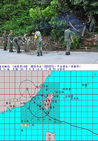 縣災害應變中心持續觀察「莫蘭蒂」路徑及動態,14日上午對起居影響不大,南竿守備大隊也利用機會出動清理前幾天豪雨過後的傾倒樹木。到下午因颱風路徑持續偏北,明顯感覺到颱風的威力。(圖/文:曹重偉)