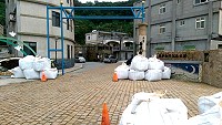 　防大潮海水倒灌，北竿后澳以及午沙澳口完成沙包堆置作業。（圖／文：陳鵬雄）