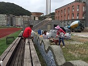 福澳運動場周邊波浪擋牆整修工程,除造型之外,可擋颱風遇大潮海水倒灌而沖刷跑道。(圖/文:馮紹夫)
