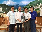 馬祖籍永和食品(中國大陸)公司董事長林炳生(左2)12日與同學劉增應縣長會面,就協助故鄉國際馬拉松大賽盛會,與教育局長陳冠人進行討論。(圖:連江縣政府教育局提供)