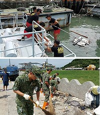 (上圖)兩棲連弟兄協助打撈海漂垃圾。(下圖)防區官兵與清潔隊員一同清除福澳港周邊堆積垃圾。(圖/文:凍銘陽)