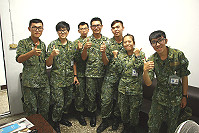魏志龍連長(圖中)和本部連官兵合影。(圖/文:陳又傑)