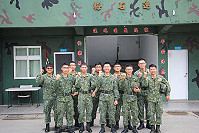 　簡廷哲上尉（右五）與混砲連弟兄合影。（圖／文：陳又傑）