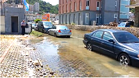 福澳碼頭18日海水倒灌,福澳運動場聖火台下方路邊5輛車輛底盤泡水,警察局到場維護周邊安全秩序,並通知各村廣播請車主遷離車輛。(圖:本報編輯部)