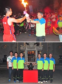 連江縣105年運動大會聖火正式點燃,由秘書長張龍德代表縣長劉增應與來賓們共同按下燈擎,絢爛煙火同時綻放,張龍德點燃火炬後轉交給聖火隊開始傳遞。(圖/文:曹重偉)