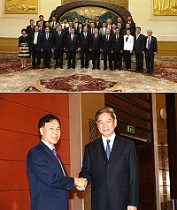 國民黨與無黨籍8縣市正副首長18日北京行,下午與政協主席俞正聲會見合影,上午與大陸國台辦主任張志軍(下圖)座談,劉增應與張志軍握手致意。(圖:連江縣政府提供)