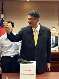 立院交通委員會召委票選19日同票抽籤,陳雪生開心抽中續任。(圖:陳雪生國會辦公室)