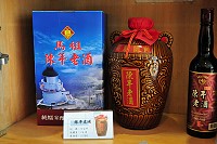 針對地區民間近日出現疑為仿製罈裝馬祖老酒的產品,馬祖酒廠實業公司特別發表聲明,強調該公司為「馬祖老酒」之商標權人,非經授權不得使用此商標。(圖/文:曹重偉)