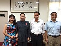 扮演國父孫中山的葉重順夫婦19日以老兵名義回防東引馬祖,在前馬防部指揮官羅際琴(右)陪同下拜會議長張永江。(圖:本報編輯部)