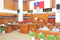 　縣議會臨時會進行議案審查議程，由副議長陳書建主持，縣府由秘書長張龍德率提案單位主管列席說明，縣府提案及人民請願案完成一讀會程序後，再逕付聯席審查會審查。（圖／文：曹重偉）
