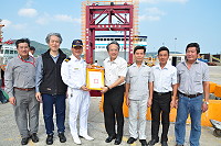 　臺馬之星事務長潘照讓告別14年船員生涯正式退休，縣府感謝他為馬祖的貢獻，特別致贈榮譽縣民證。（圖／文：馮紹夫）