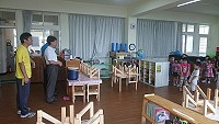 介壽幼兒園經過加強清潔消毒於19日順利復課,縣長劉增應在校長吳健忠陪同及說明下走訪園內各區域,也很親切向小朋友們打招呼。(圖:介壽幼兒園)