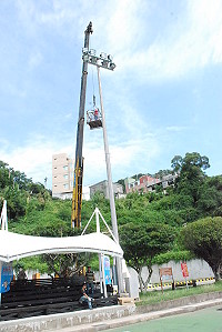 　迎接縣運，福澳運動場探照燈已於昨日下午全數豎起。（圖／文：楊凱棻）