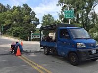 清水往梅石、文物館三叉路段1片溝蓋損壞多日,昨天上午廠商換新施作。(圖:本報編輯部)