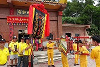 　山隴境北極玄天宮昨天受邀前往北竿上村參加趙元帥聖誕活動，盛大隊伍也讓祝壽活動倍增熱鬧與光彩。（圖：馬祖北極玄天宮宗教發展協會）