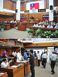 議長張永江敲下議事槌,象徵縣議會第6屆第3次臨時大會圓滿閉會;縣府官員們特別向出席議員們握手致意感謝支持與指教。(圖/文:曹重偉)