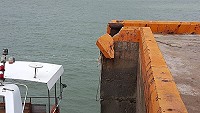大坵簡易碼頭一水泥塊搖搖欲墜,船運業者建議儘速移除。(圖:王樹欽提供)
