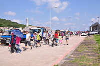 　財政部北區國稅局馬祖服務處辦理租稅宣導健行活動，大人小孩齊步出走。（圖／文：馮紹夫）