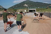 　軍民合作，清除淤泥，確保用路人安全。（圖／文：黃信助）
