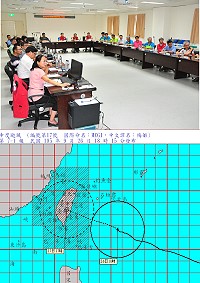 秋颱「梅姬」來襲,縣長劉增應26日主持災害應變中心防颱工作會議,聽取颱風動態及各單位進行防颱整備、應變具體措施報告。(圖/文:曹重偉)