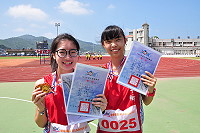 　北竿鄉代表隊陳怡君（左）、吳虹萱（右）2人各破兩項大會紀錄，表現亮眼，為北竿鄉跑下女子田徑賽總冠軍。（圖／文：馮紹夫）