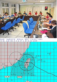 因應颱風「梅姬」接近,縣災害應變中心27日晚間6時起實施一級開設,縣長劉增應特別會同議長張永江、秘書長張龍德前往主持防颱會議,聽取最新颱風動態及災害查報處理。(圖/文:曹重偉)
