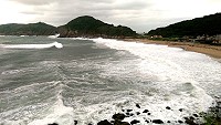 中颱梅姬過境掀長浪,坂里沙灘一片雪白。(圖/文:陳鵬雄)