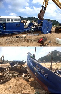 　北竿籍娛樂漁船「大雄壹號」由怪手拆解，將汰建成新的娛樂漁船。（圖／文：陳鵬雄）