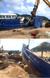 北竿籍娛樂漁船「大雄壹號」由怪手拆解,將汰建成新的娛樂漁船。(圖/文:陳鵬雄)