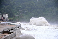 　颱風回南，塘后道南面海域掀巨浪，后澳村對外交通一度中斷。（圖／文：陳鵬雄）