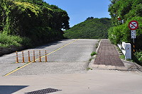 　自來水廠限制大型車輛進出勝利水庫壩頂，但近來發現仍有部分遊覽車出入，水廠希望業者多加配合，以安全為考量。（圖／文：馮紹夫）
