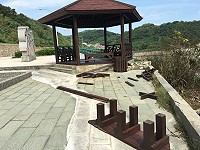 不敵強風吹襲,田澳景觀步道發呆亭被吹得七零八落,鄉親期盼早日修復。(圖/文:宋幸儒)